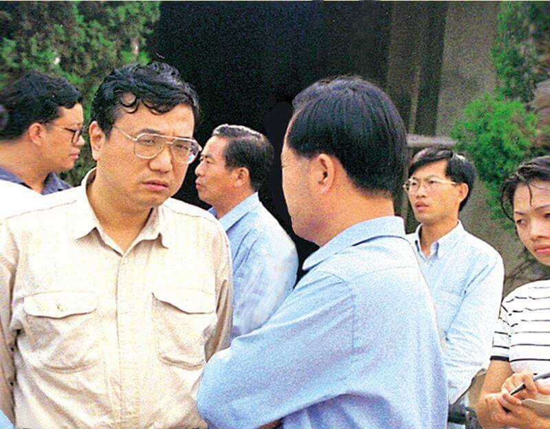 1999年7月8日，，时任河南省人民敌灾省长李克强（左一）到1XBET官网视察。