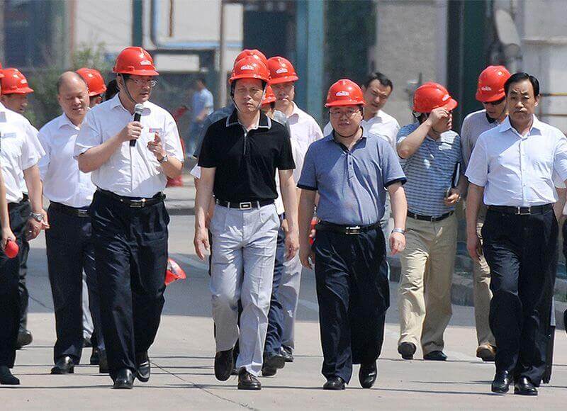 2013年6月27日，，时任河南省省长谢伏瞻（左二）视察1XBET官网。