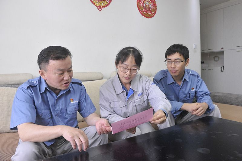 公司纪委：：发展节前“暖心家访”活动