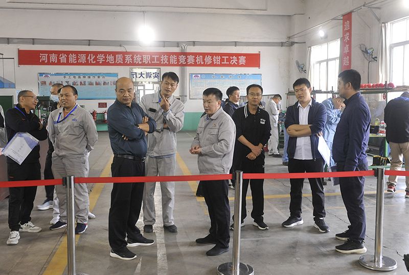 河南省能源化学地质系统职工职业技术较量机修钳工决赛在濮阳园区成功进行 ——濮阳园区包揽小我前四名，，获集体第一名